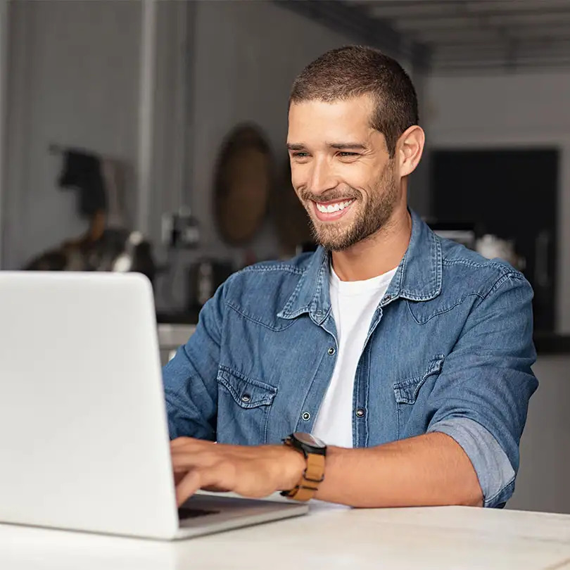 Mann vor Laptop